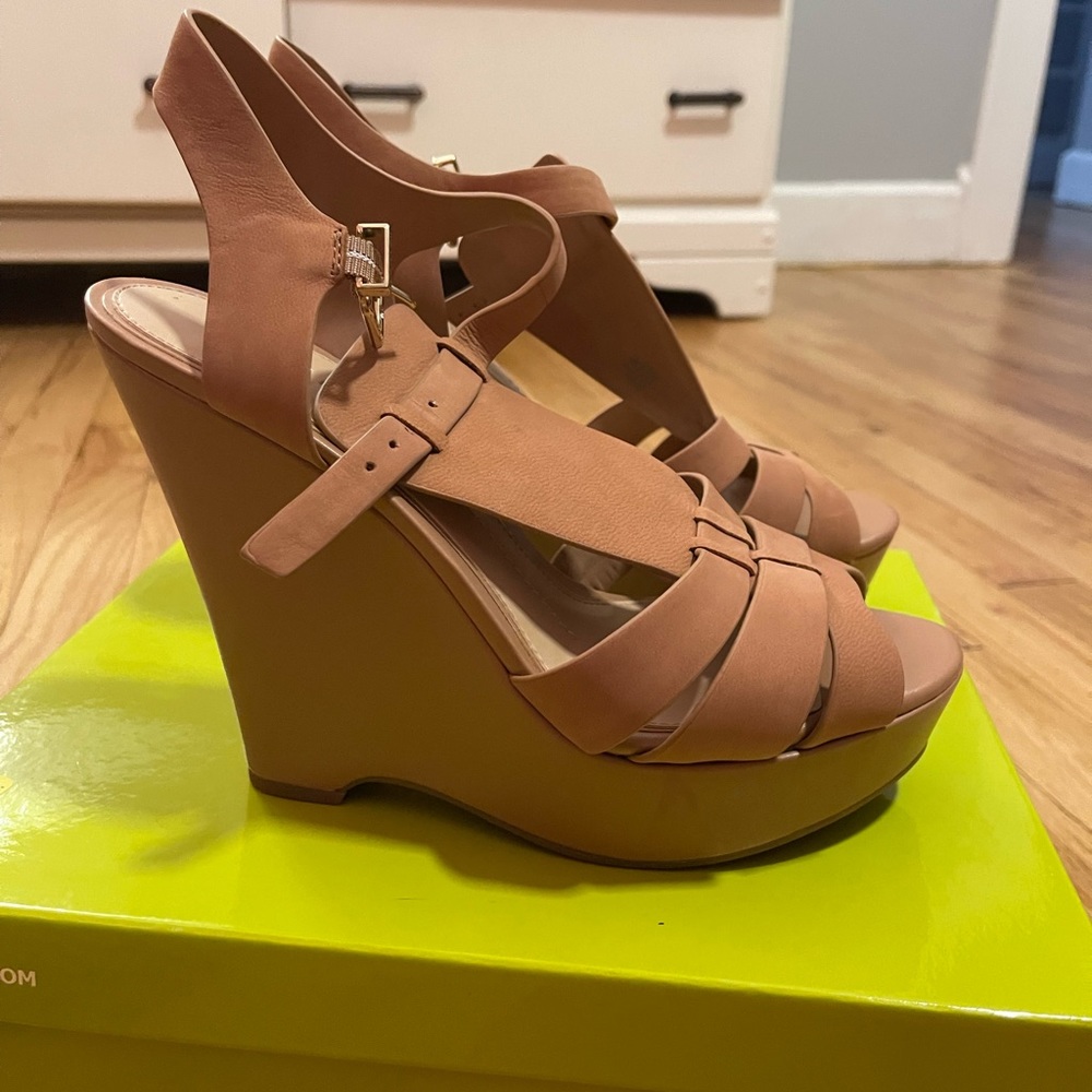 Gianni Bini Welton wedge. Camel Cream color. Size 9.5